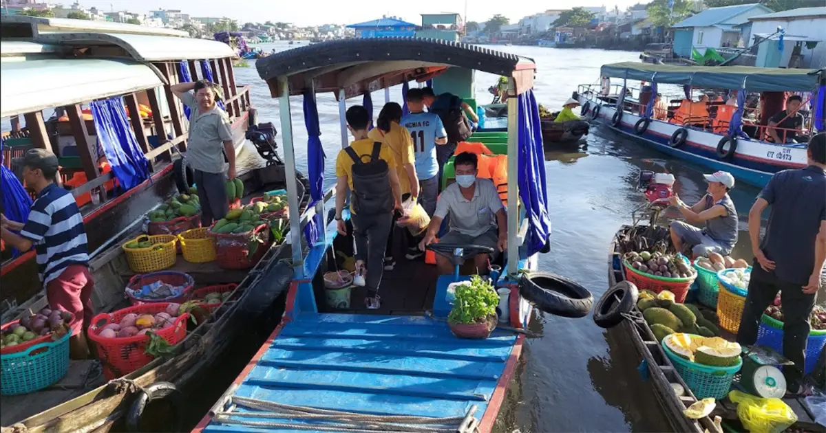 Tham quan các ghe thuyền trên chợ nổi