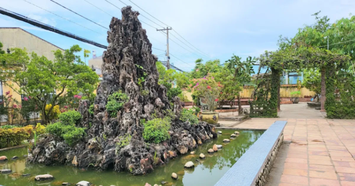 Khuôn viên nhà cổ Bình Thủy